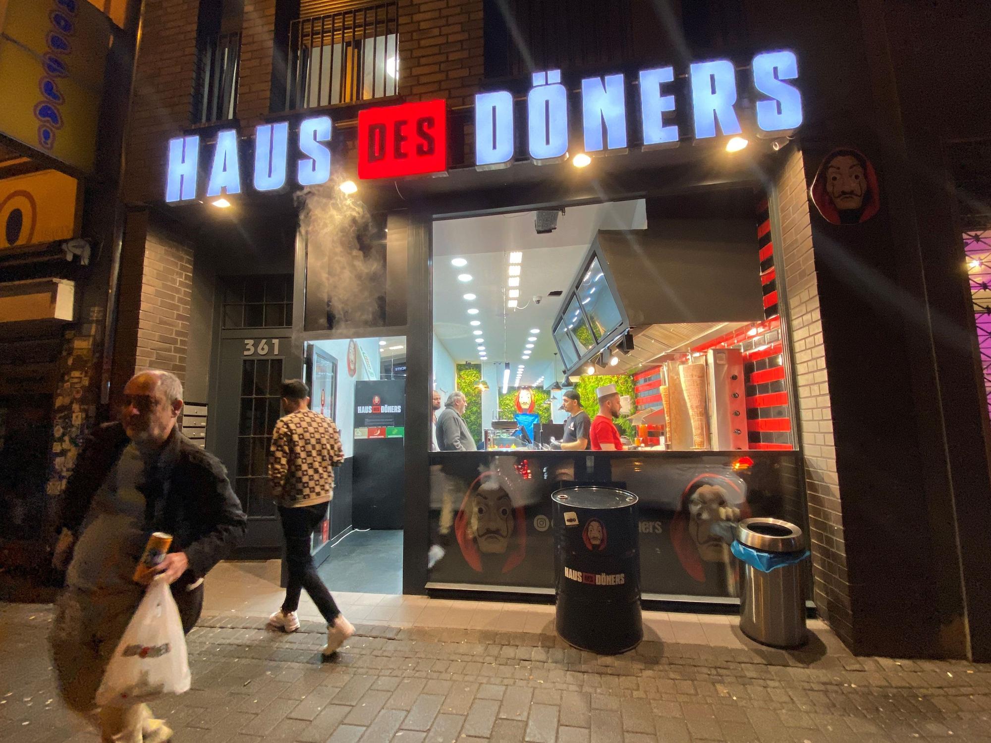 Der Laden Haus des Döners nachts auf der Venloer Straße.