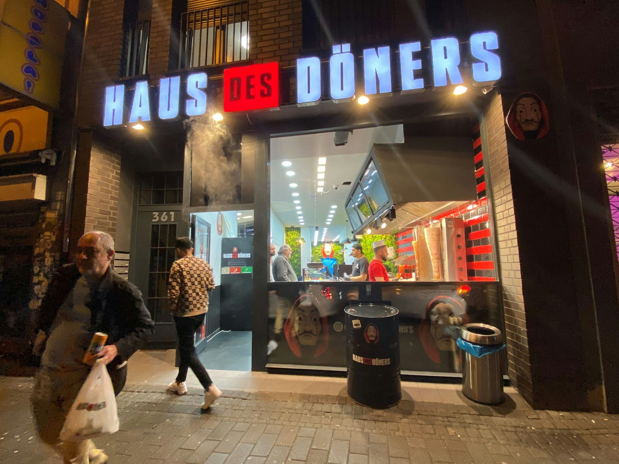Der Laden Haus des Döners nachts auf der Venloer Straße.