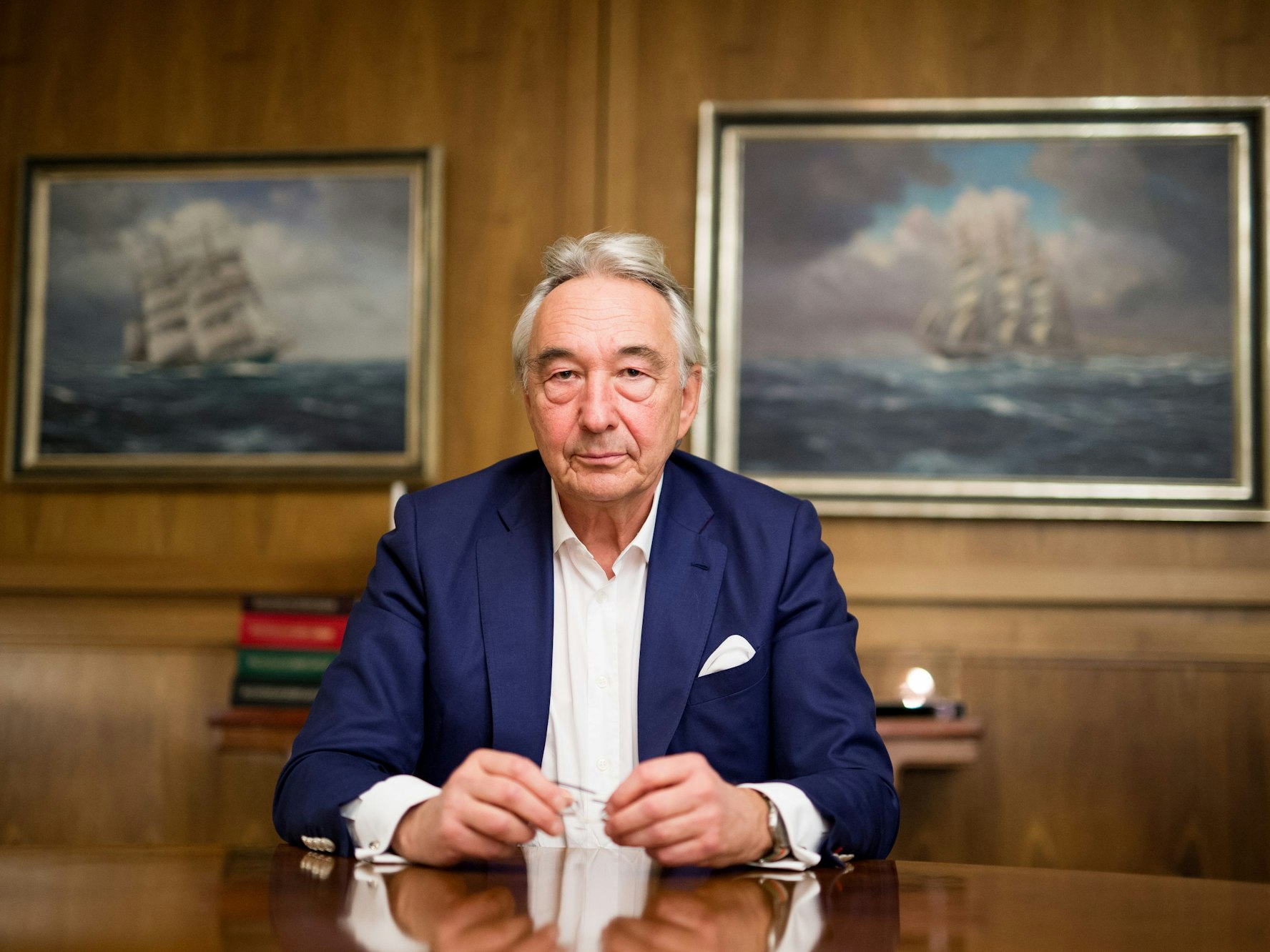 Bertram Rickmers, Chef der Rickmers Reederei, sitzt am 15. Dezember 2016 an einem Schreibtisch.