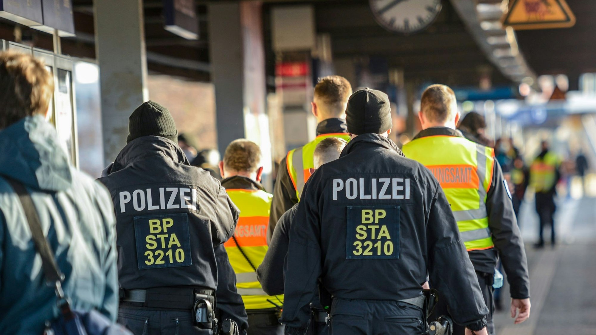 Polizeibeamte am Bahnhof Köln Messe/Deutz