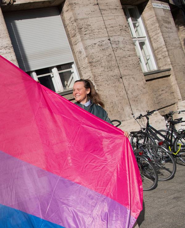 Lena Kreck (Die Linke), Berlins Senatorin für Justiz, Vielfalt und Antidiskriminierung, hisst mit einer Vertreterin des Vereins „BiBerlin“ zum internationalen Tag der Bisexualität vor ihrem Dienstgebäude die „Bi-Flag“.