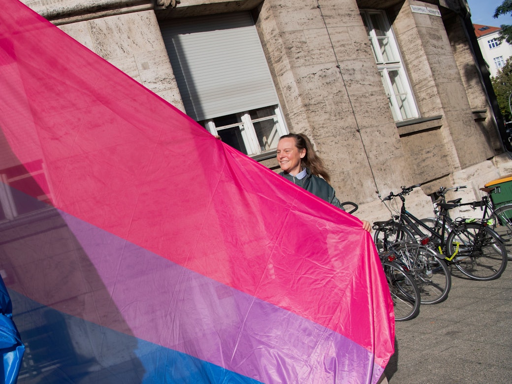 Lena Kreck (Die Linke), Berlins Senatorin für Justiz, Vielfalt und Antidiskriminierung, hisst mit einer Vertreterin des Vereins „BiBerlin“ zum internationalen Tag der Bisexualität vor ihrem Dienstgebäude die „Bi-Flag“.