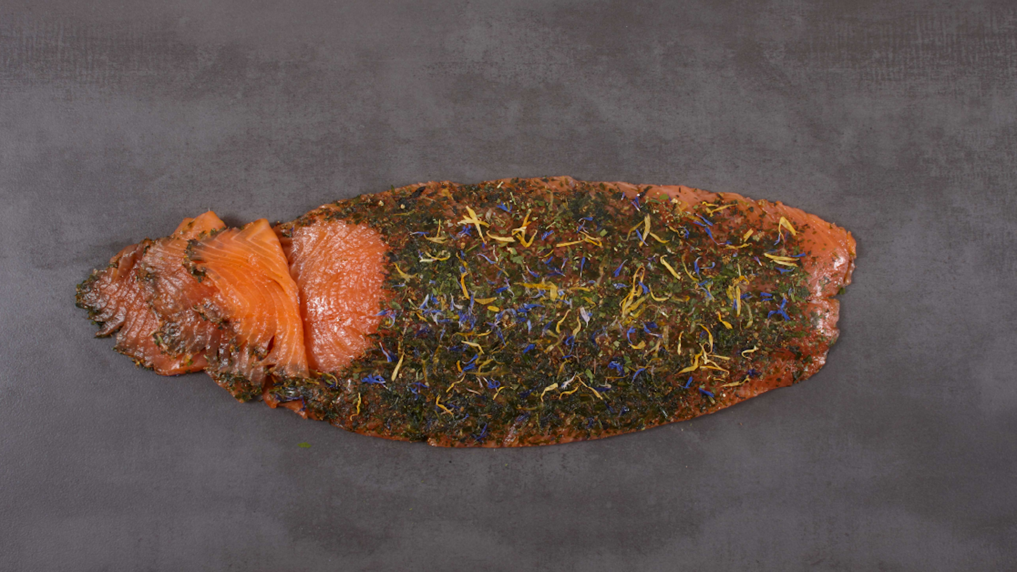 Ein Stück Lachs liegt auf einem Teller.