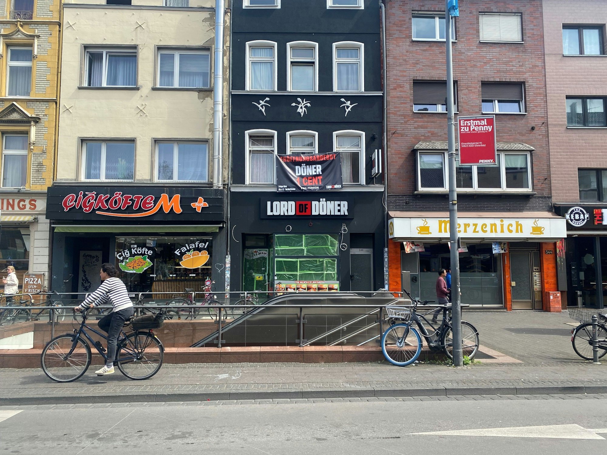 Der Laden Lord of Döner auf der Venloer Straße steht vor der Eröffnung.