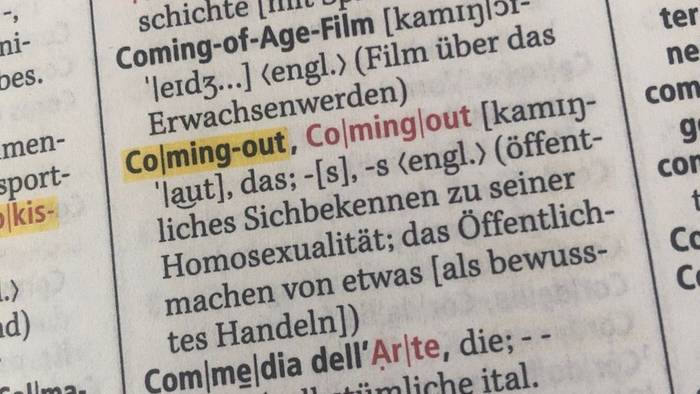 Das Foto zeigt den Eintrag zum Begriff Coming-out im Duden.