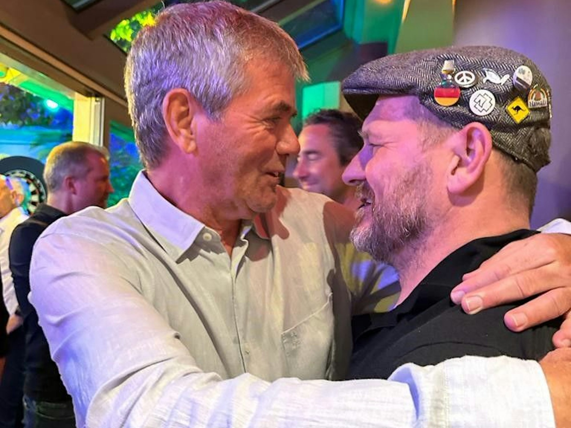 Friedhelm Funkel umarmt Steffen Baumgart.