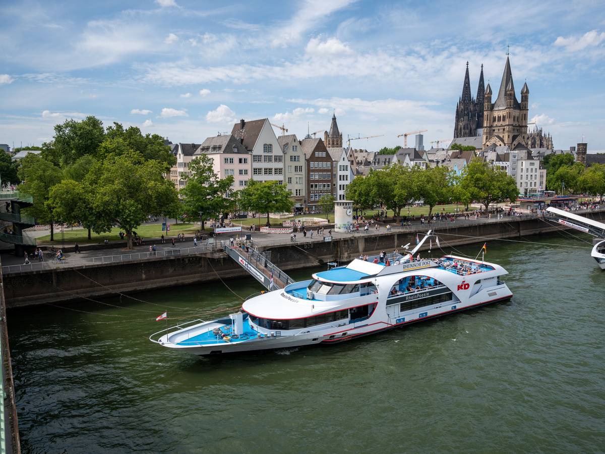 Das KD-Schiff MS RheinPoesie am Anlegeplatz in Köln.