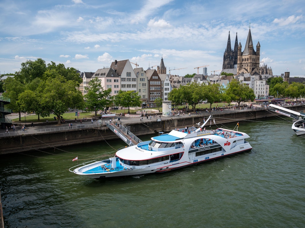 Das KD-Schiff MS RheinPoesie am Anlegeplatz in Köln.