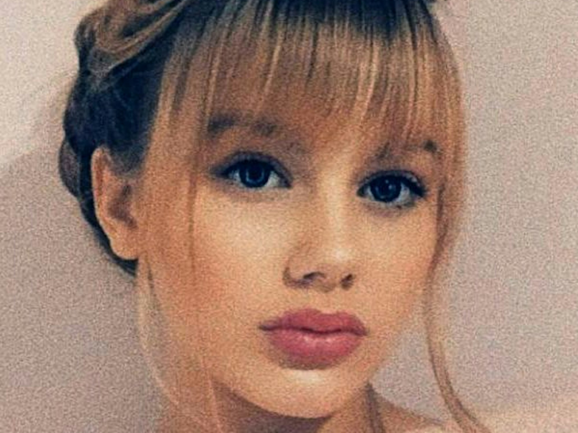 Rebecca blickt auf dem Foto in die Kamera.