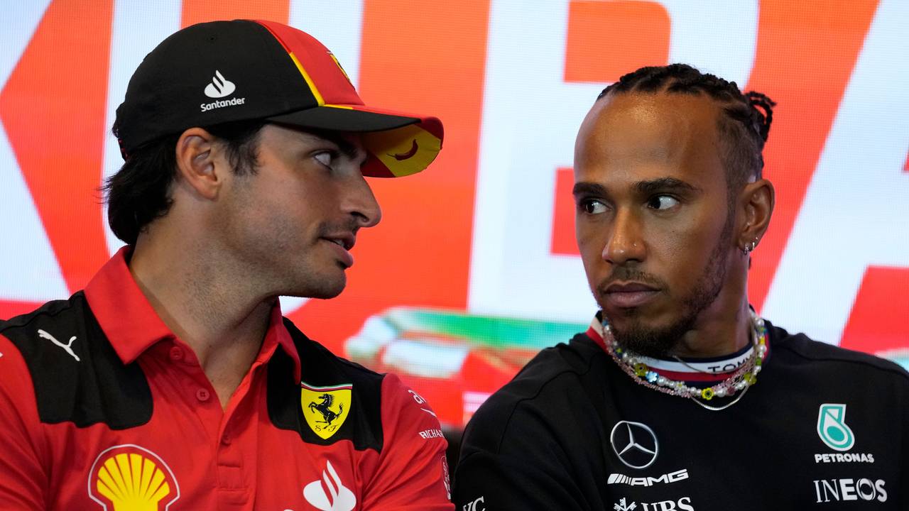 Carlos Sainz (l) aus Spanien vom Team Scuderia Ferrari unterhält sich mit Lewis Hamilton aus Großbritannien vom Team Mercedes-AMG Petronas Motorsport während einer Pressekonferenz.
