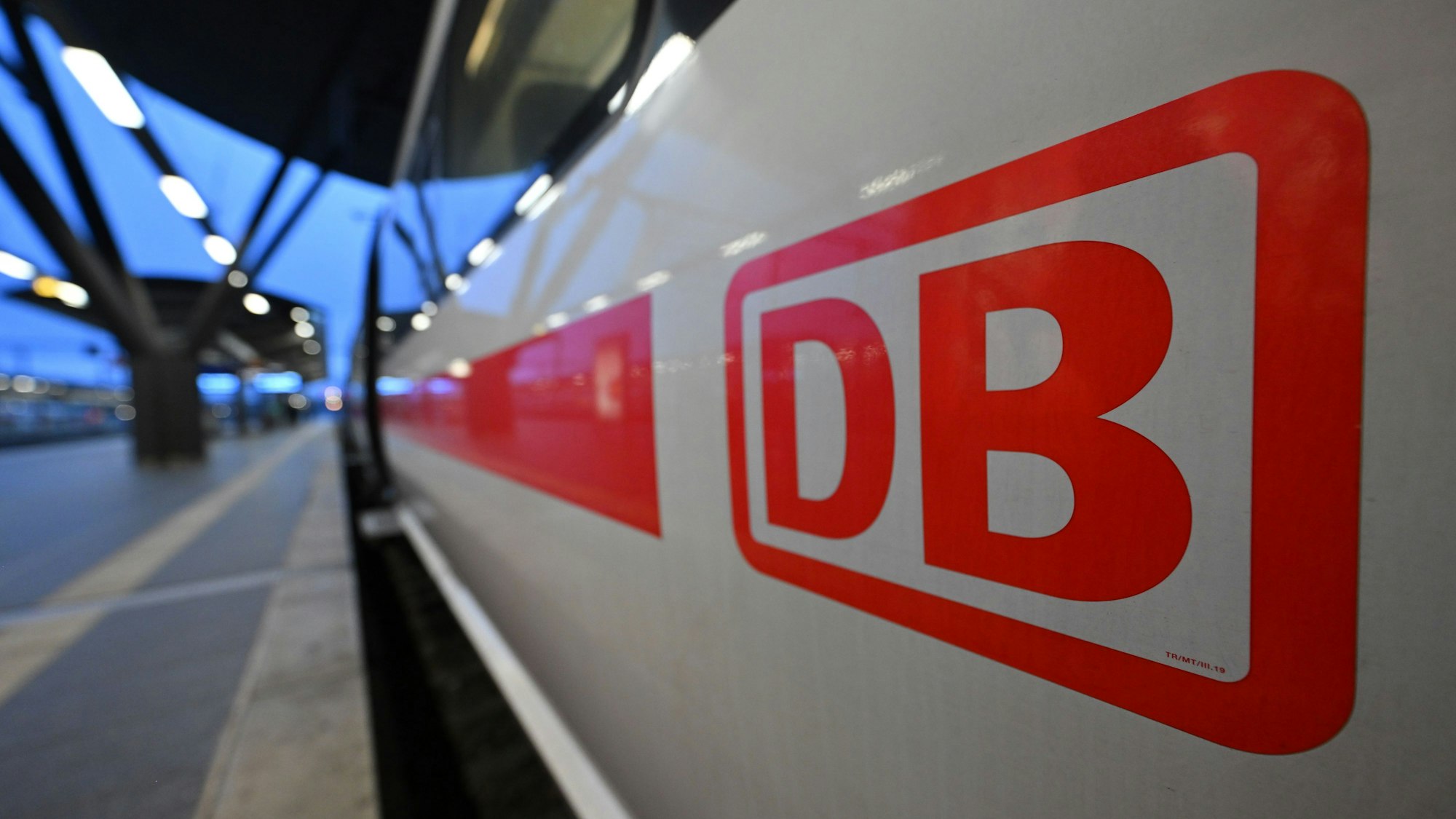 Ein ICE steht vor der Abfahrt im Hauptbahnhof.