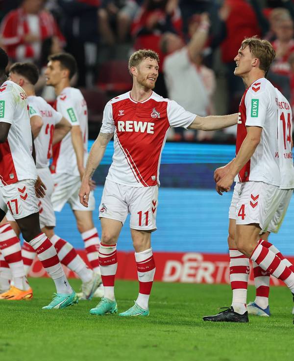 Florian Kainz jubelt gegen Hertha BSC mit seinen Teamkollegen des 1. FC Köln.