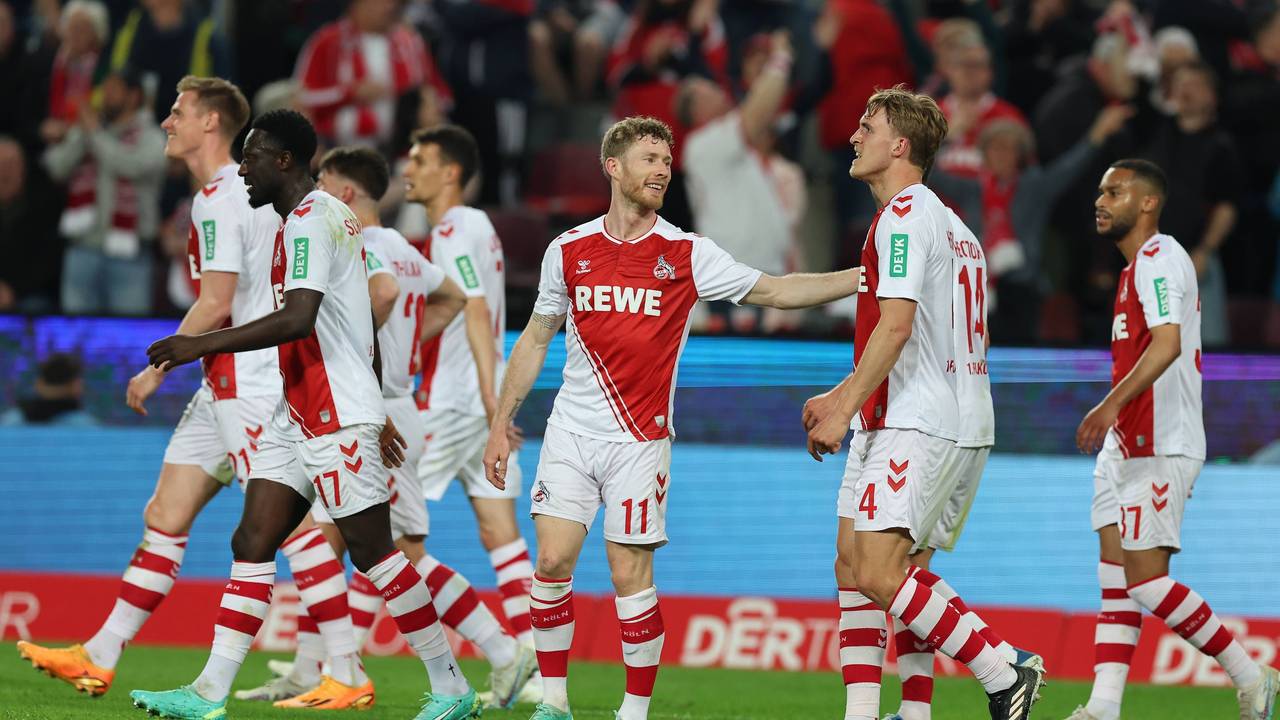 Florian Kainz jubelt gegen Hertha BSC mit seinen Teamkollegen des 1. FC Köln.