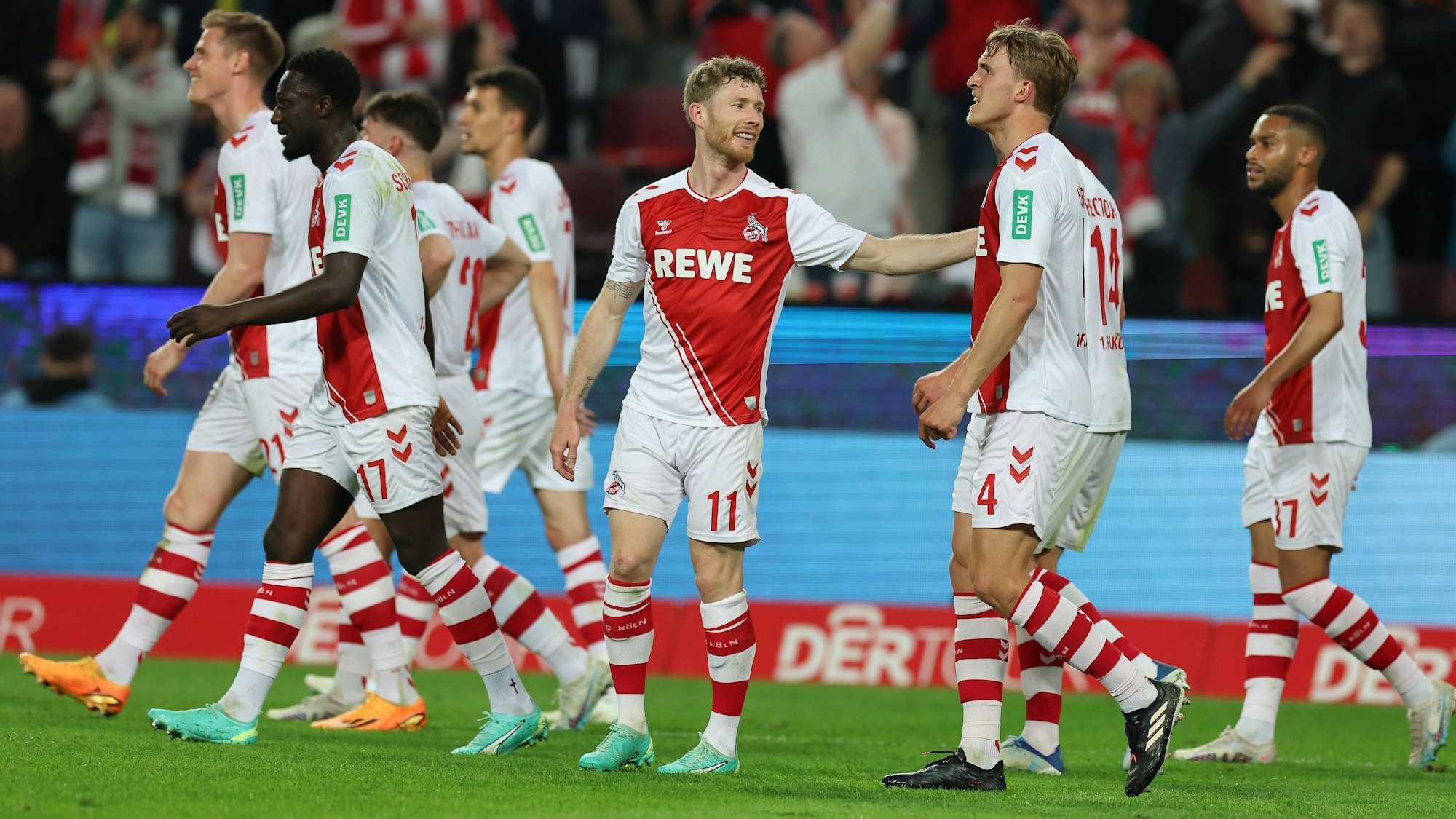 Florian Kainz jubelt gegen Hertha BSC mit seinen Teamkollegen des 1. FC Köln.