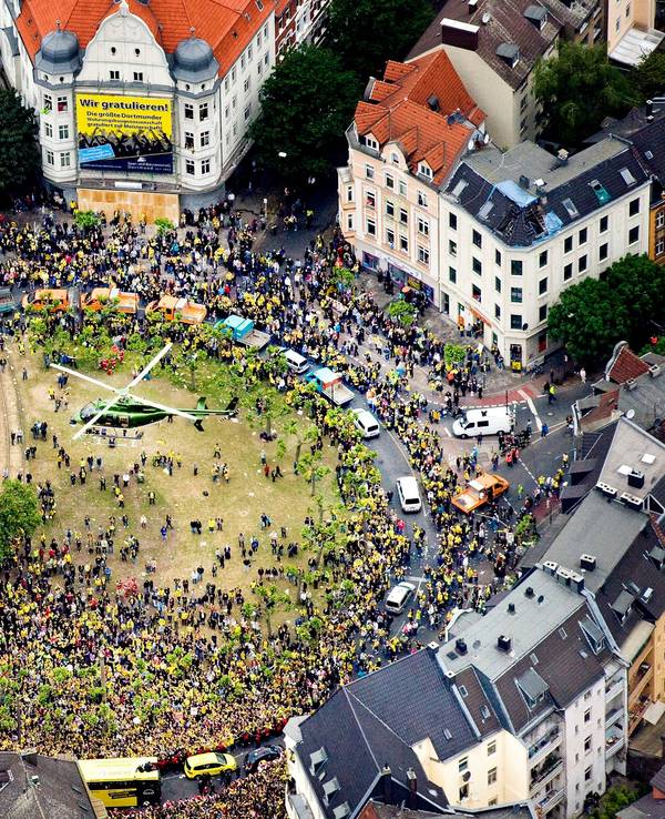 Blick auf die jubelnden BVB-Fans während der Meisterfeier am Borsigplatz 2011.