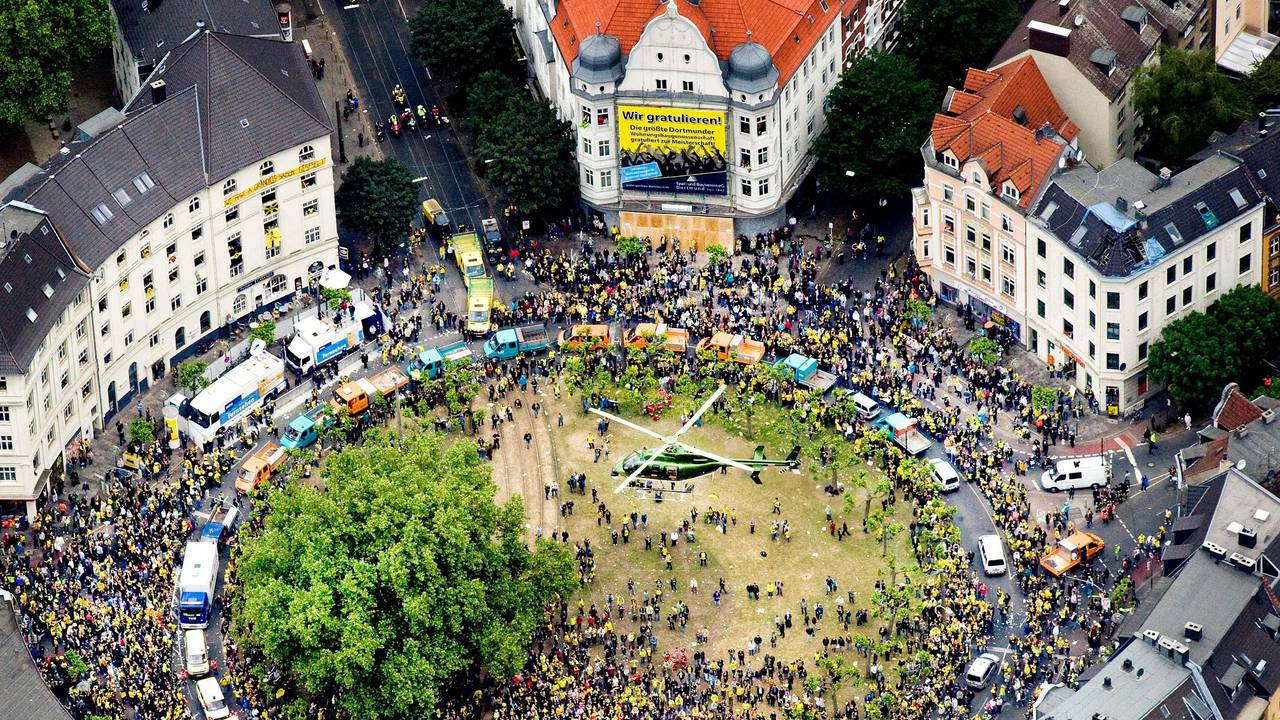 Blick auf die jubelnden BVB-Fans während der Meisterfeier am Borsigplatz 2011.
