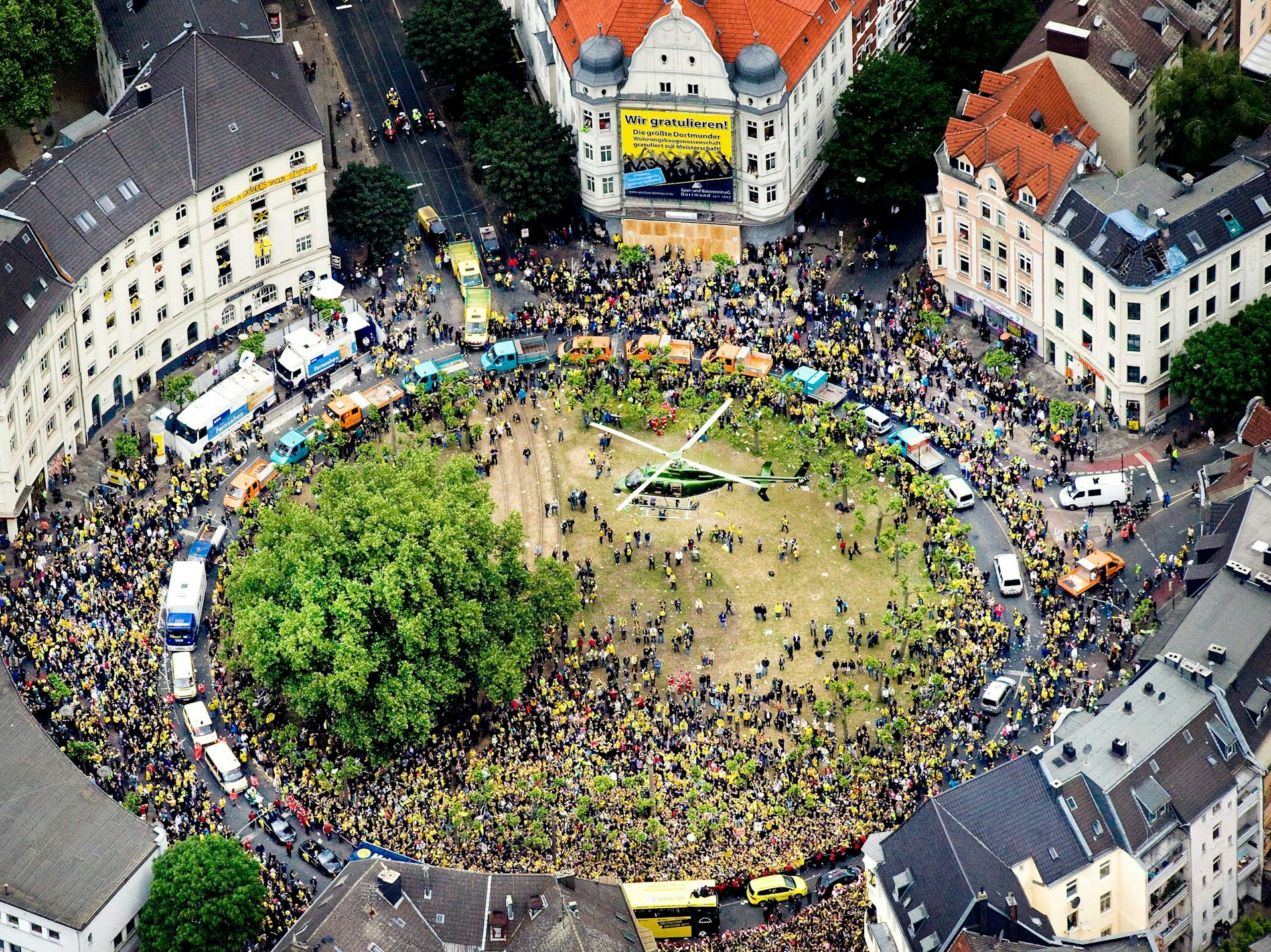 Blick auf die jubelnden BVB-Fans während der Meisterfeier am Borsigplatz 2011.