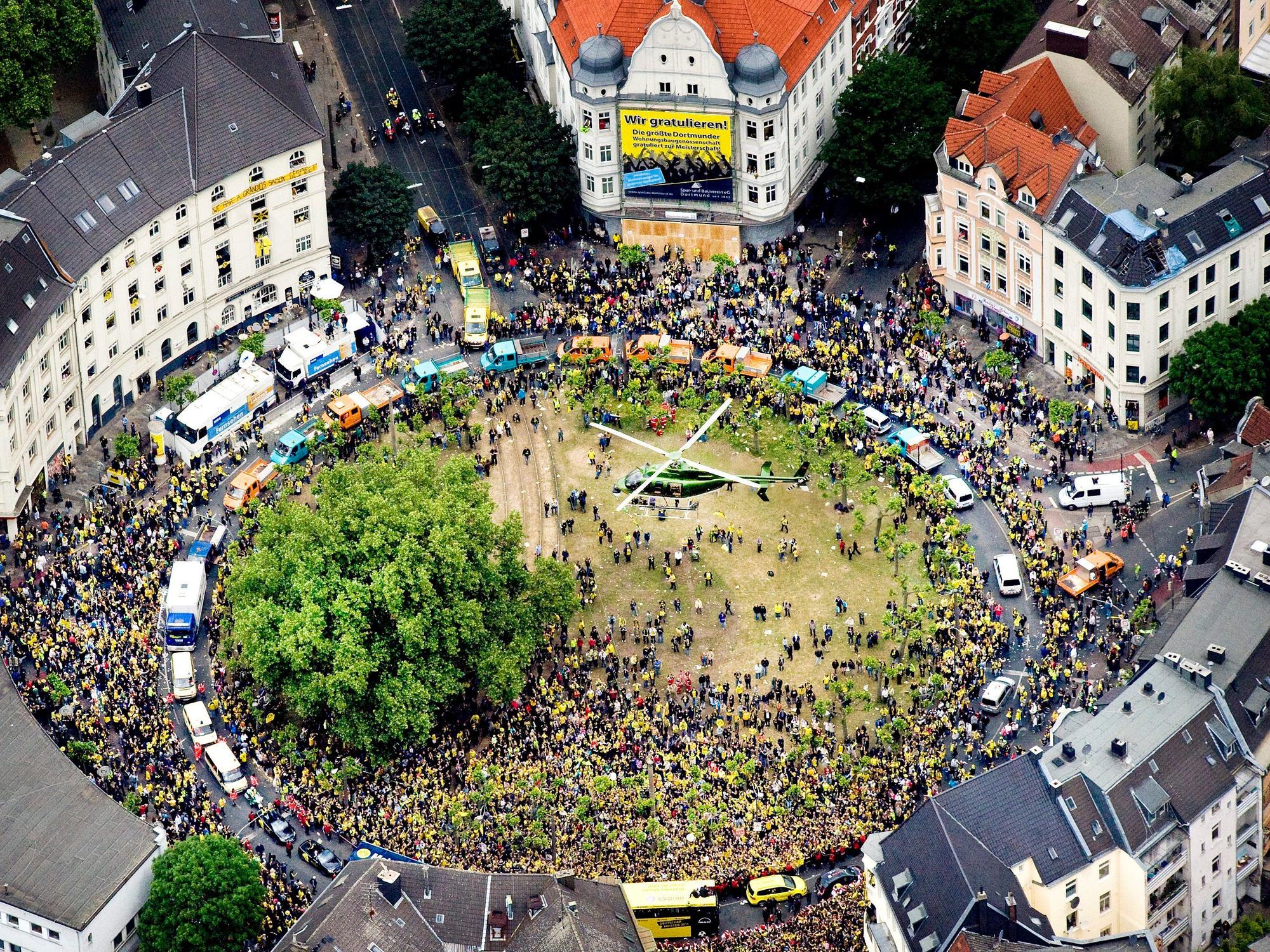 Blick auf die jubelnden BVB-Fans während der Meisterfeier am Borsigplatz 2011.