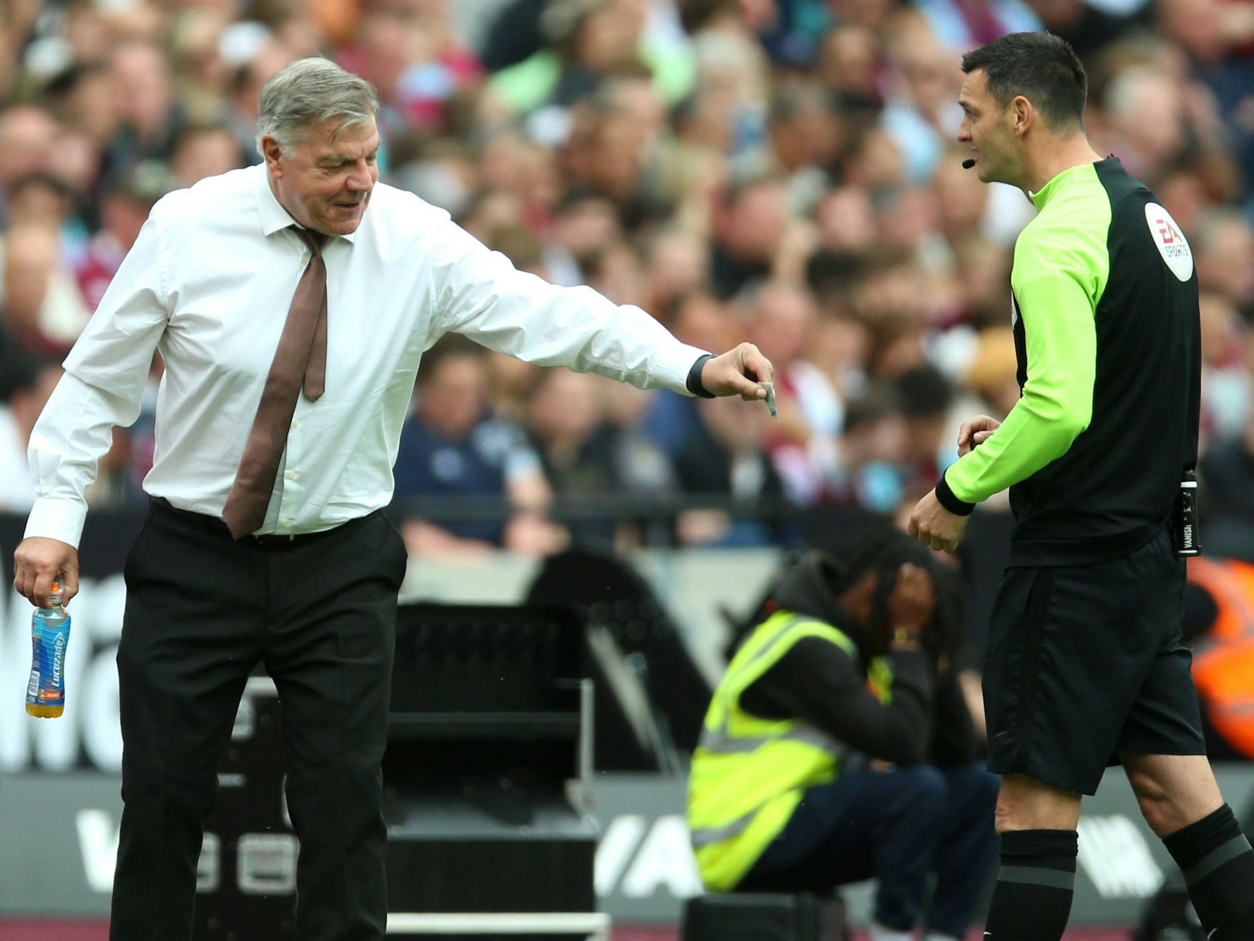 Sam Allardyce erlaubt sich einen Spaß.