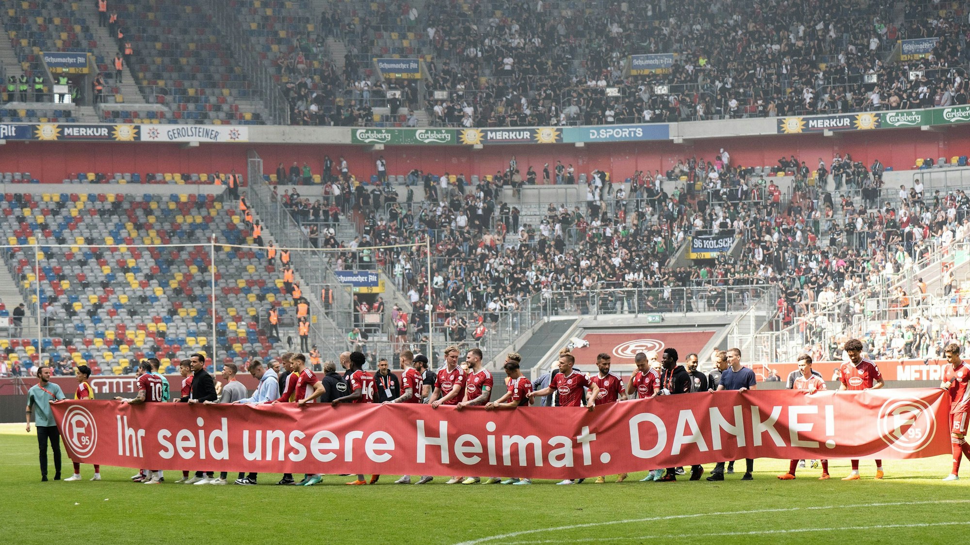 Die Spieler von Fortuna Düsseldorf bedanken sich bei ihren Zuschauern mit einem Banner mit der Aufschrift „Ihr seid unsere Heimat. DANKE!“