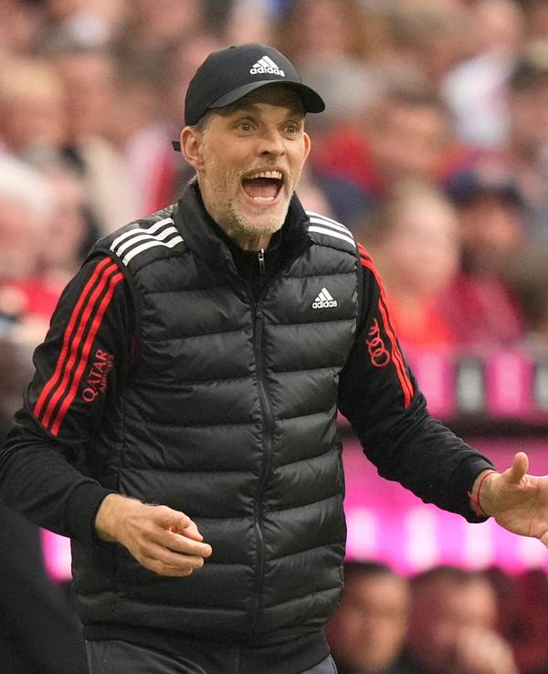 Thomas Tuchel brüllt bei einem Spiel des FC Bayern Anweisungen auf den Rasen.