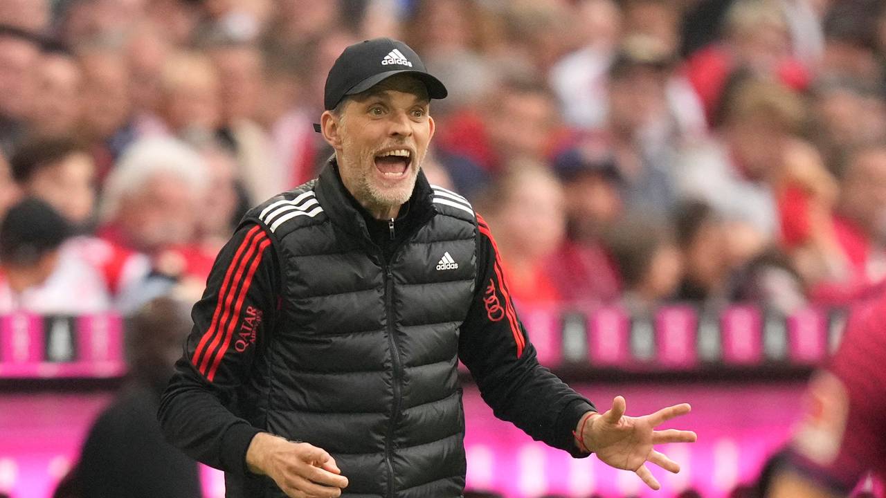 Thomas Tuchel brüllt bei einem Spiel des FC Bayern Anweisungen auf den Rasen.