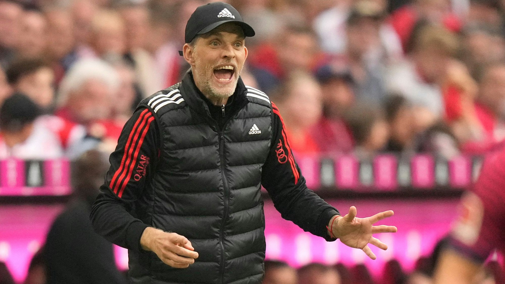 Thomas Tuchel brüllt bei einem Spiel des FC Bayern Anweisungen auf den Rasen.