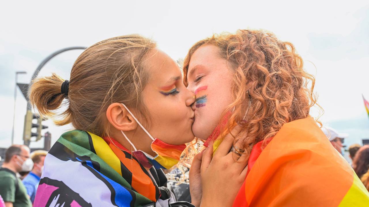 Zwei Frauen küssen sich während des Christopher Street Day 2021.