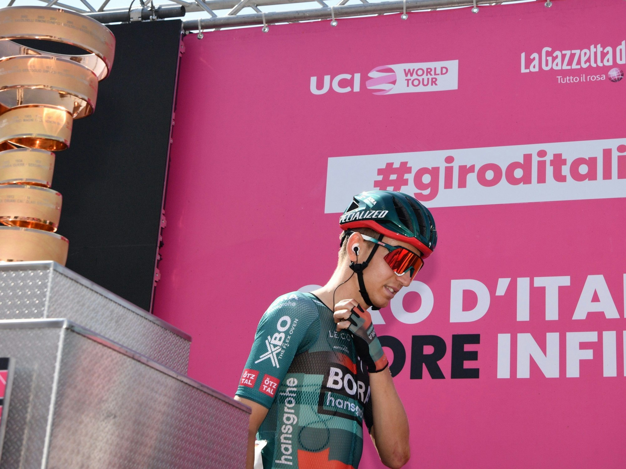 Radporfi Lennard Kämna vom Team Bora-hansgrohe vor dem Start.