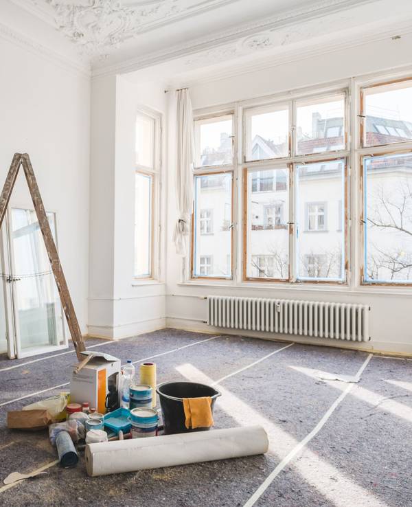 Renovierungs-Utensilien stehen in einer Altbauwohnung.