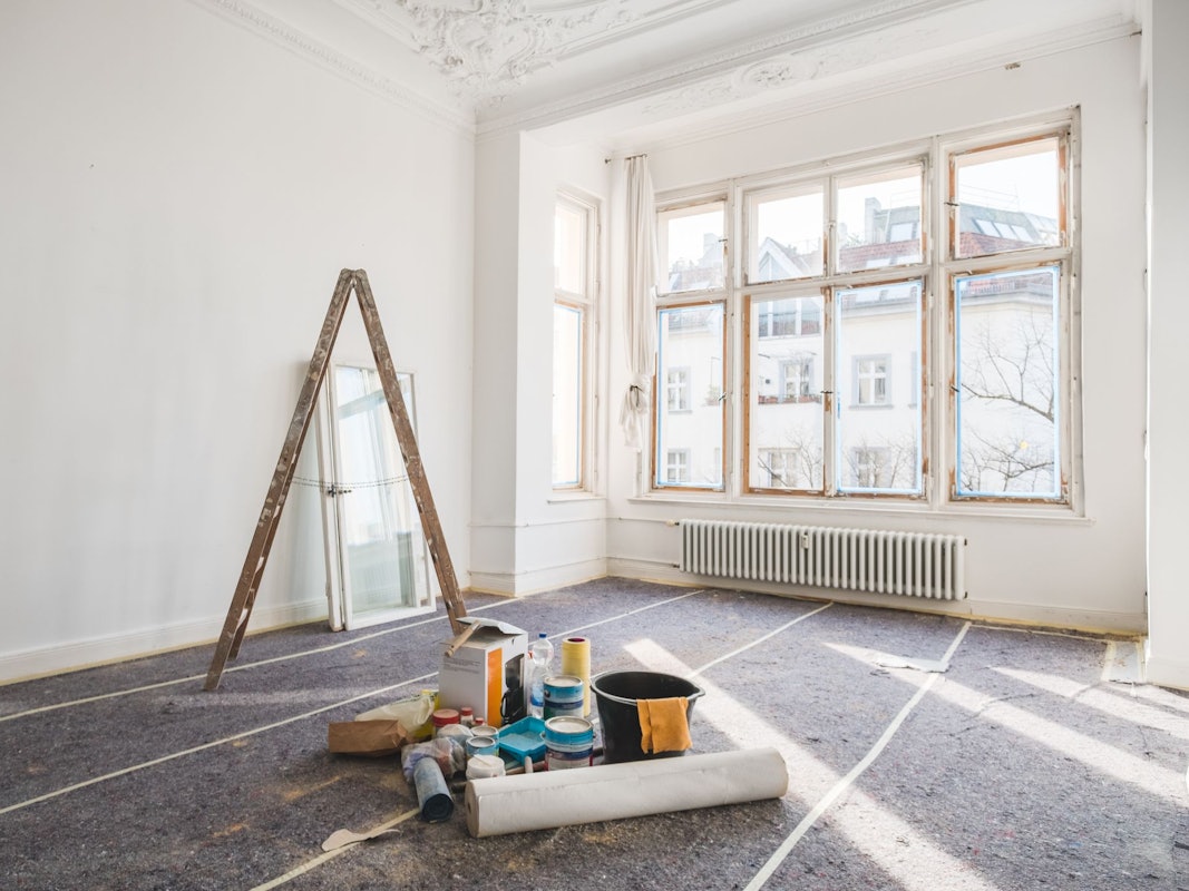 Renovierungs-Utensilien stehen in einer Altbauwohnung.