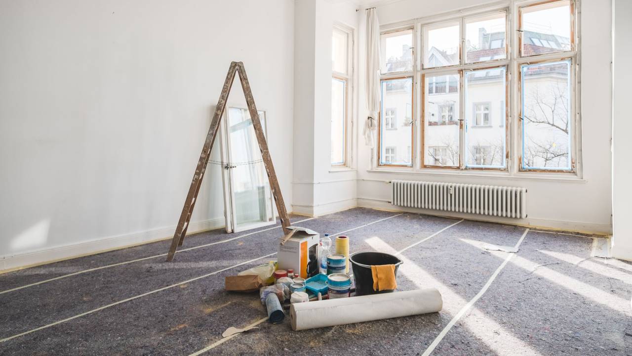 Renovierungs-Utensilien stehen in einer Altbauwohnung.