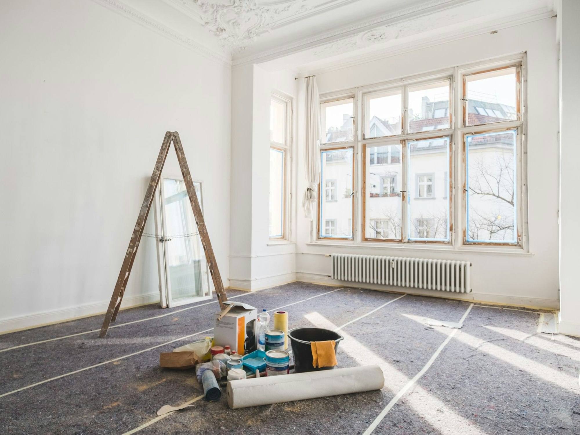 Renovierungs-Utensilien stehen in einer Altbauwohnung.