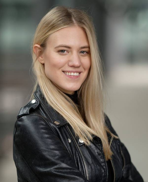 Schauspielerin und Model Larissa Marolt blickt in die Kamera, dabei trägt sie eine Lederjacke.