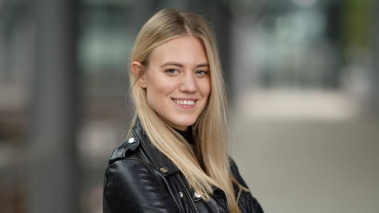 Schauspielerin und Model Larissa Marolt blickt in die Kamera, dabei trägt sie eine Lederjacke.