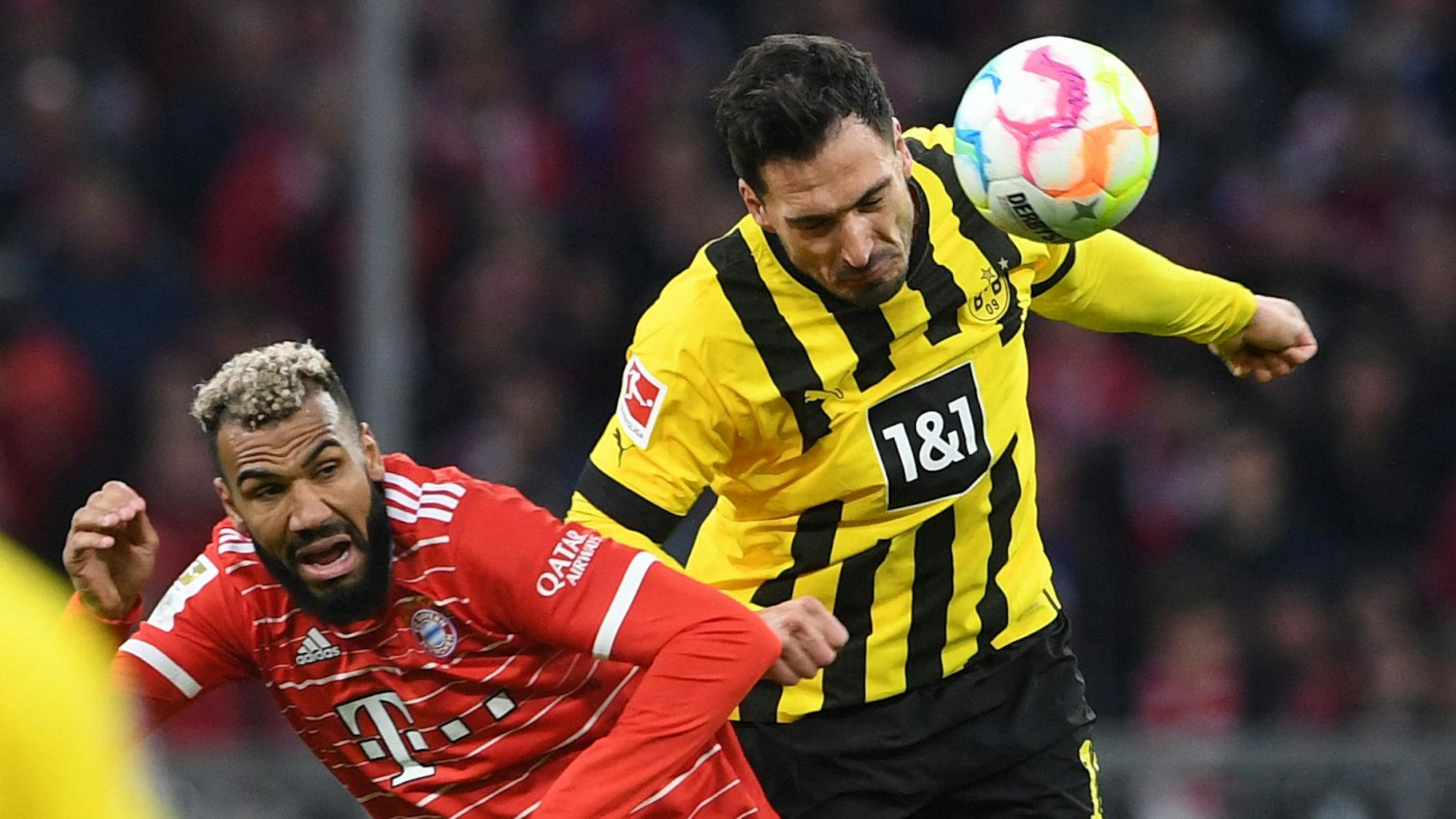 Mats Hummels und Eric Maxim Choupo-Moting kämpfen im Kopfballduell um den Ball.