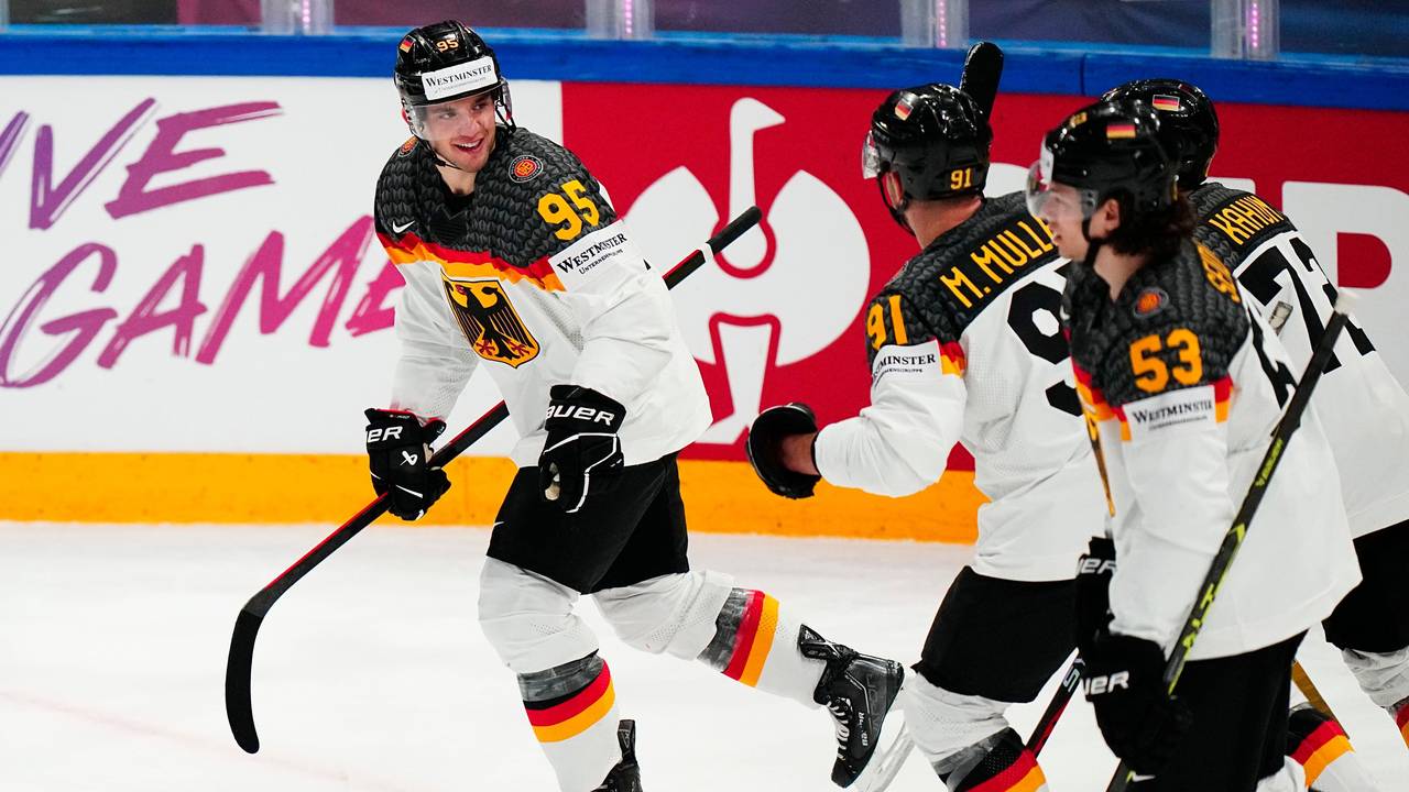 Die deutschen Spieler jubeln bei der Eishockey-WM über das gebuchte Viertelfinal-Ticket.