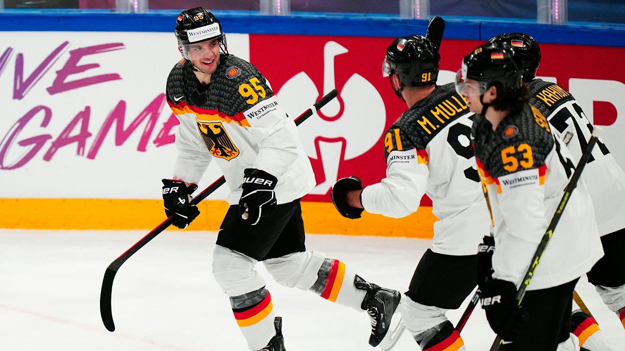 Die deutschen Spieler jubeln bei der Eishockey-WM über das gebuchte Viertelfinal-Ticket.
