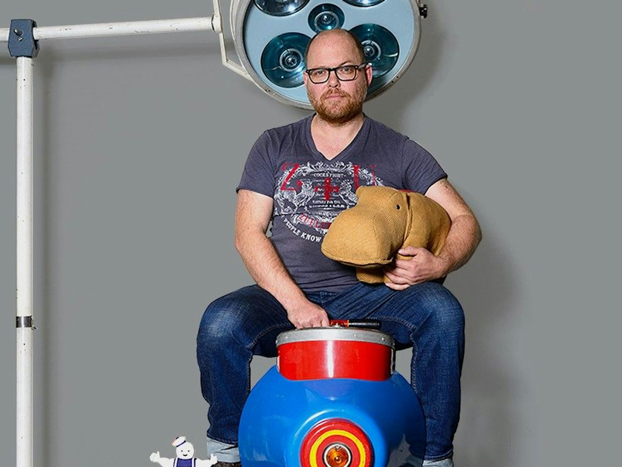 Benjamin Leo Leo sitzt auf einer Spielzeuglokomotive.