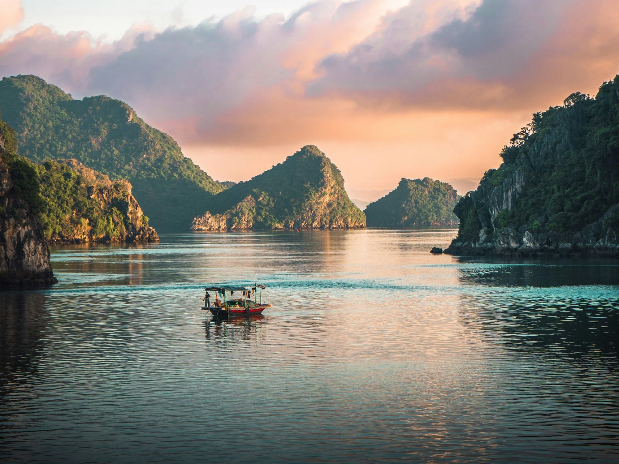 Ein Boot fährt über das Wasser.