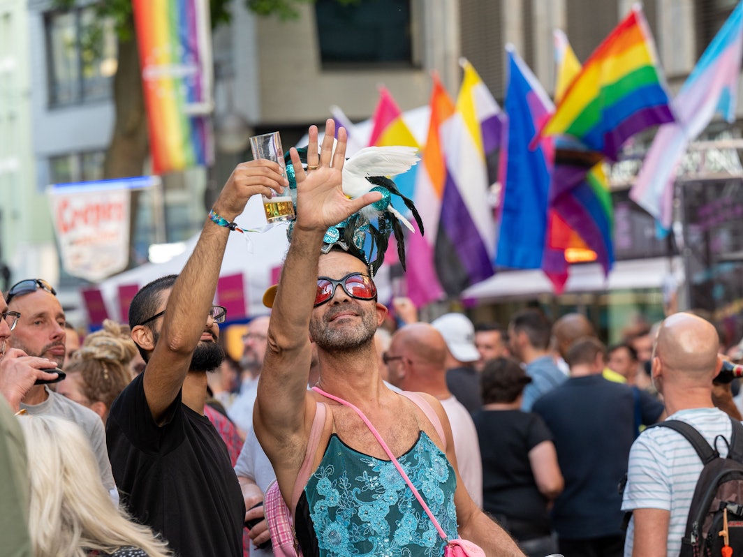 Menschen feiern das CSD-Straßenfest in Köln am 1. Juli 2022.