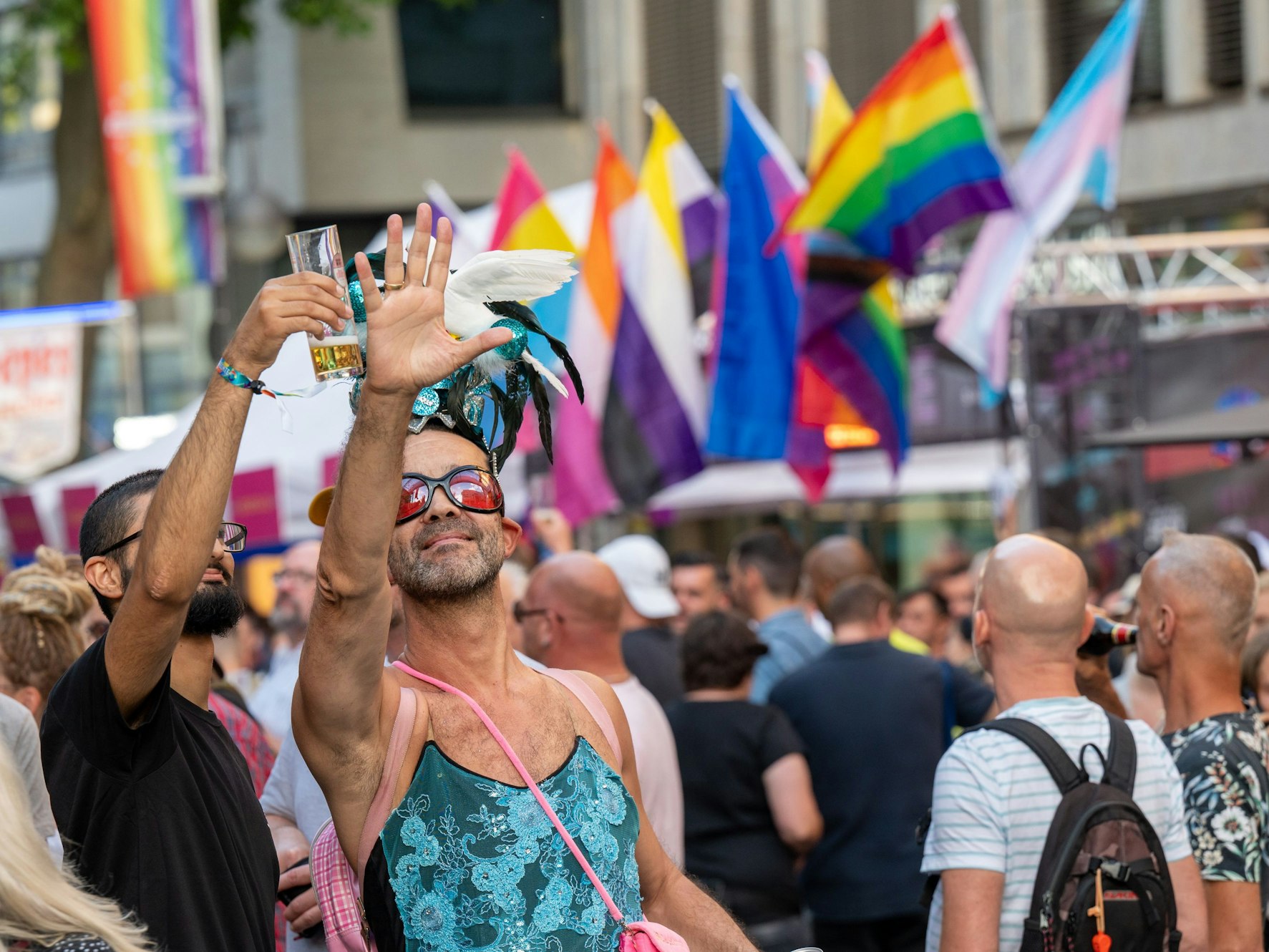 Menschen feiern das CSD-Straßenfest in Köln am 1. Juli 2022.