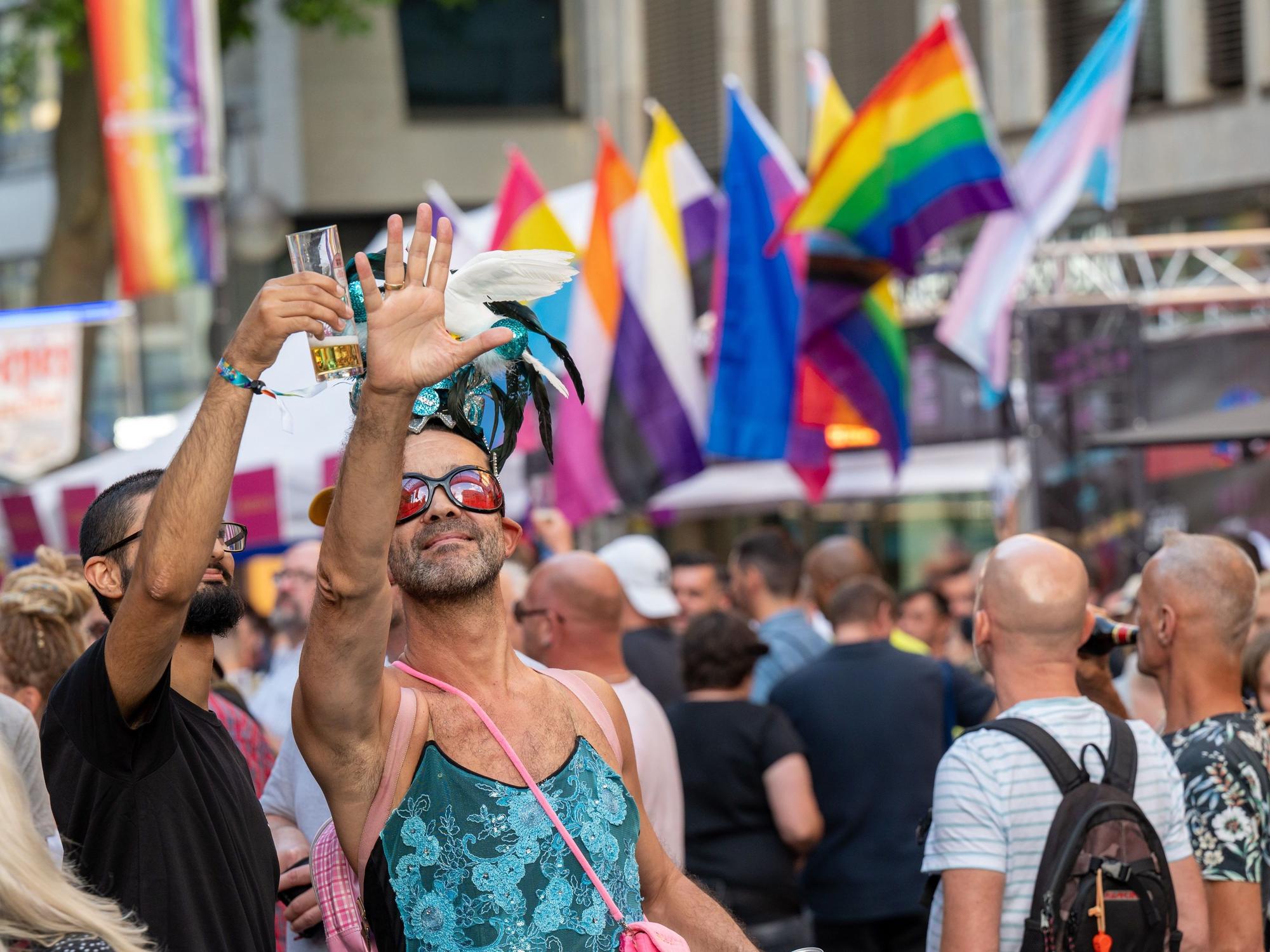 Menschen feiern das CSD-Straßenfest in Köln am 1. Juli 2022.