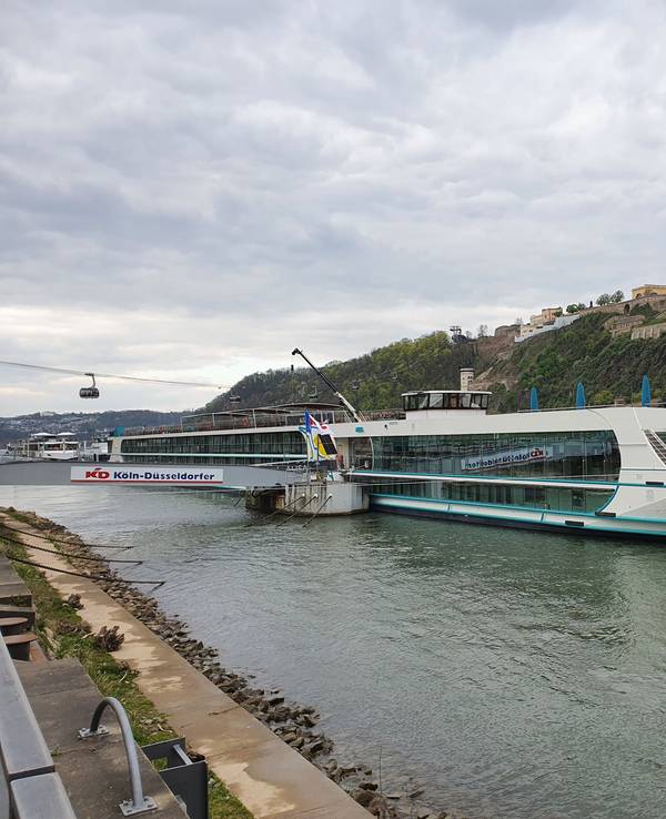 Ein Kreuzfahrtschiff auf dem Rhein vor der Koblenzer Feste Ehrenbreitstein