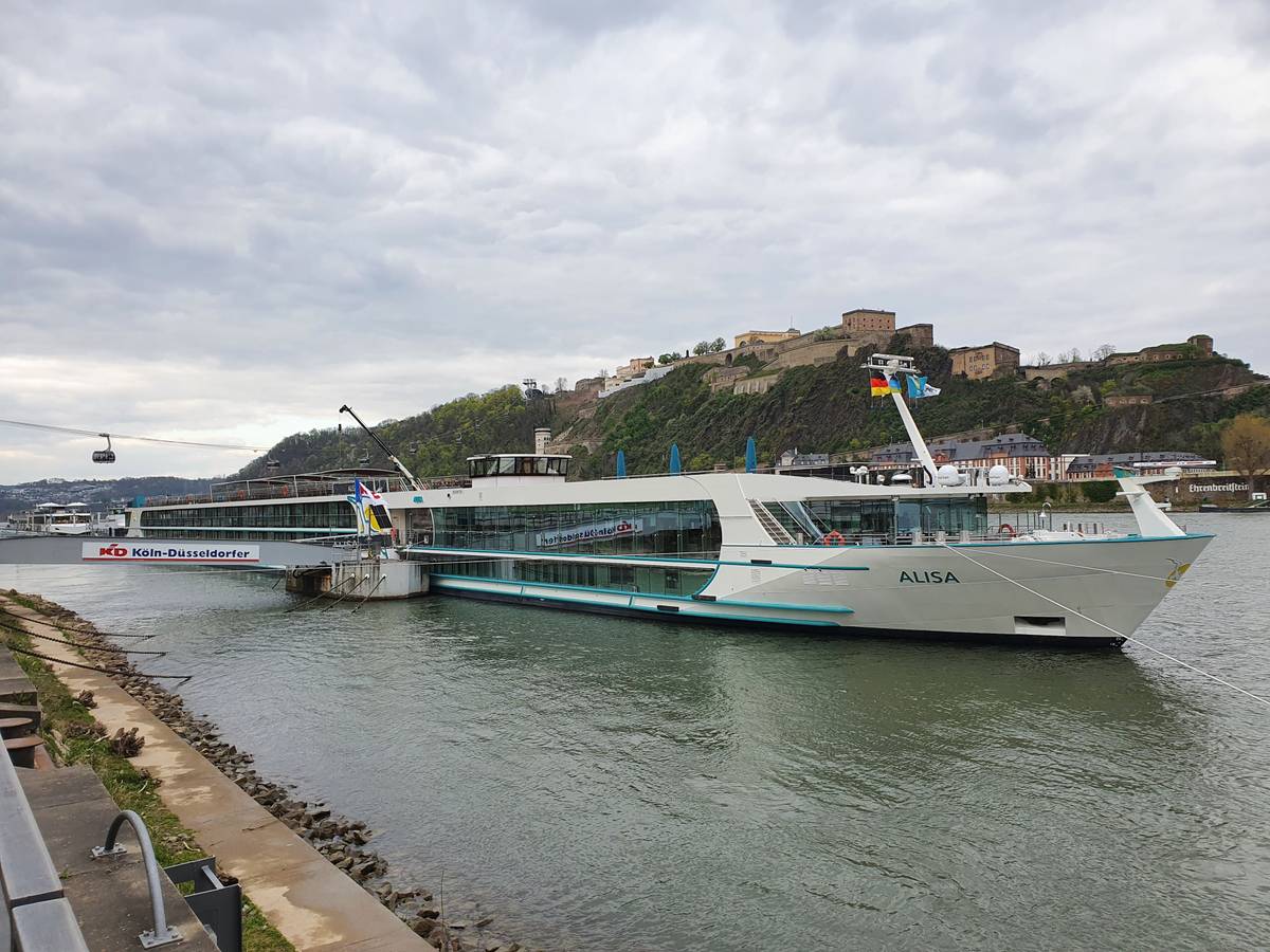 Ein Kreuzfahrtschiff auf dem Rhein vor der Koblenzer Feste Ehrenbreitstein