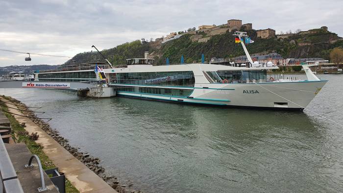 Ein Kreuzfahrtschiff auf dem Rhein vor der Koblenzer Feste Ehrenbreitstein