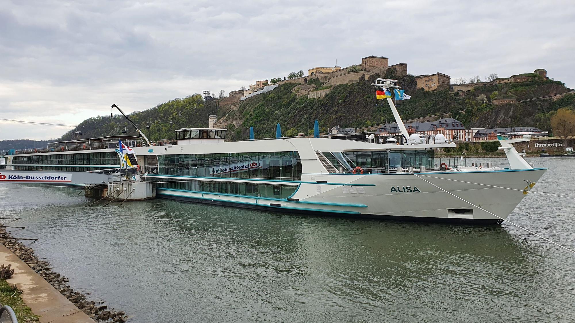 Ein Kreuzfahrtschiff auf dem Rhein vor der Koblenzer Feste Ehrenbreitstein