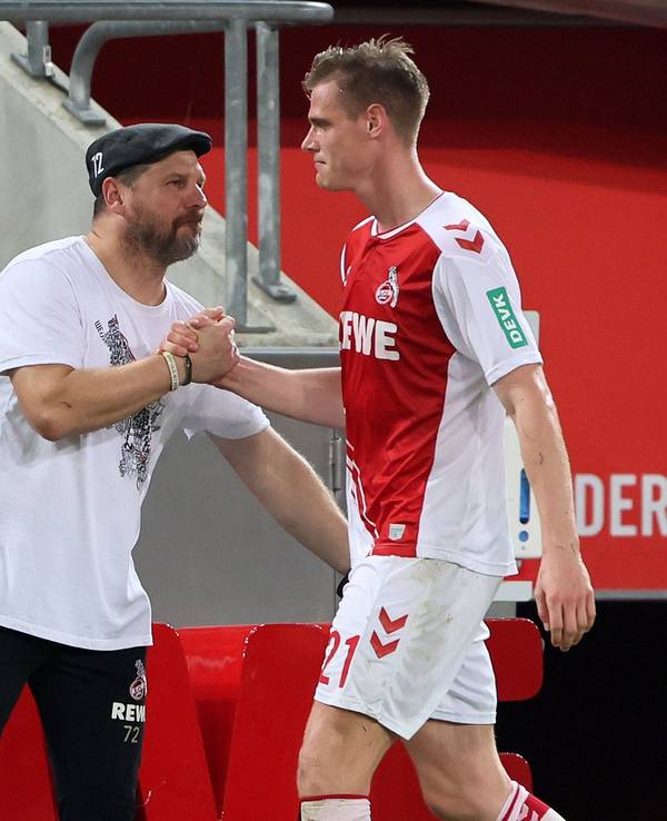Steffen Baumgart klatscht mit Steffen Tigges ab.