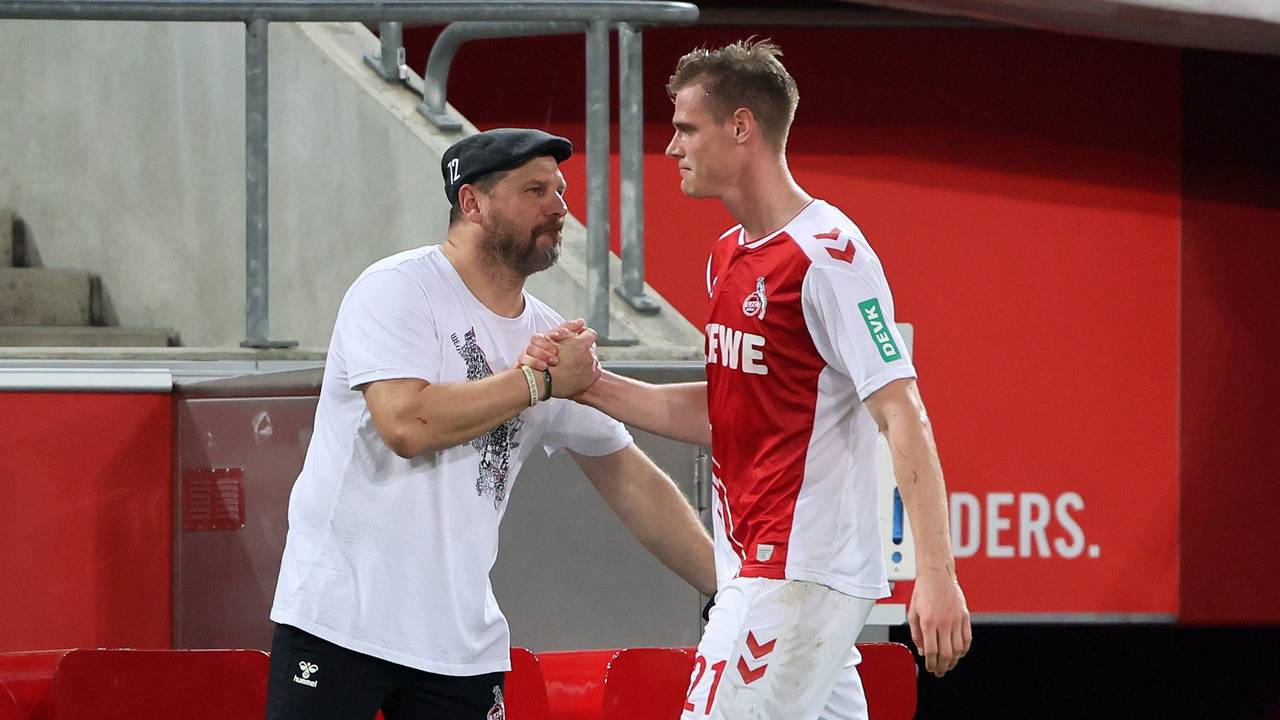 Steffen Baumgart klatscht mit Steffen Tigges ab.