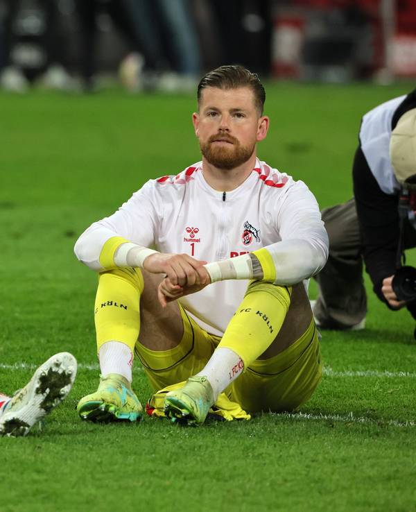 Jonas Hector und Timo Horn sitzen vor der Südkurve des 1. FC Köln.
